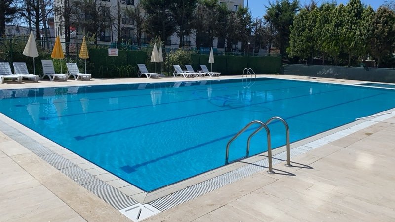 Tek Taraftan Taşmalı Yüzme Havuzu – İstanbul / Sarıyer